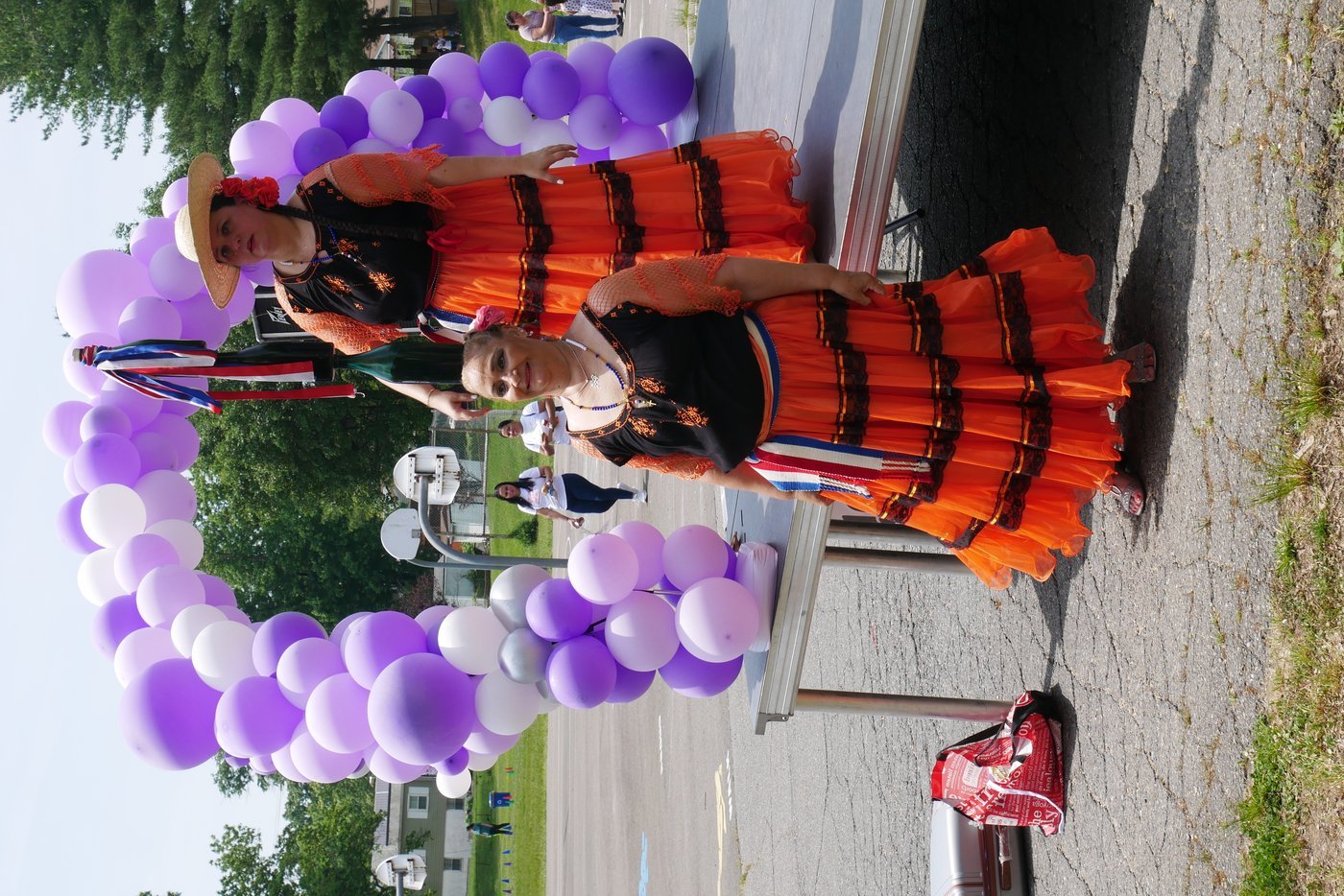 Balloons and families filling the schoolyard at ¡Sí Se Puede!